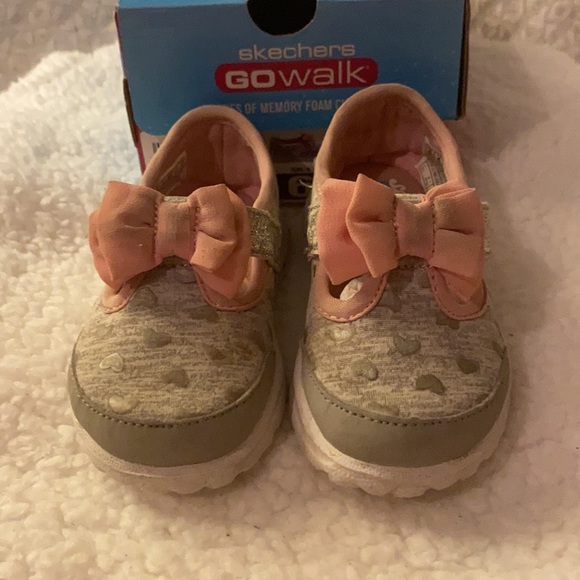 Skechers, Size 6 Toddler, Go Walk Bitty Bow. Gray/Pink - Picture 2 of 5